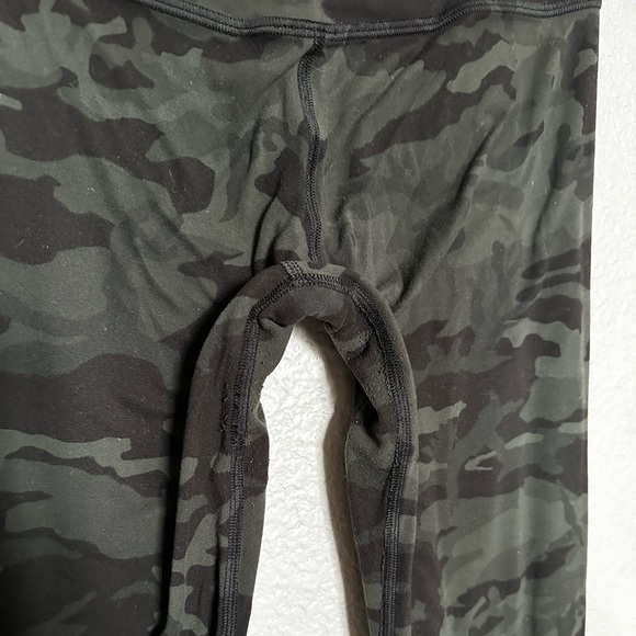 25’ Lululemon Aligns - Picture 5 of 6